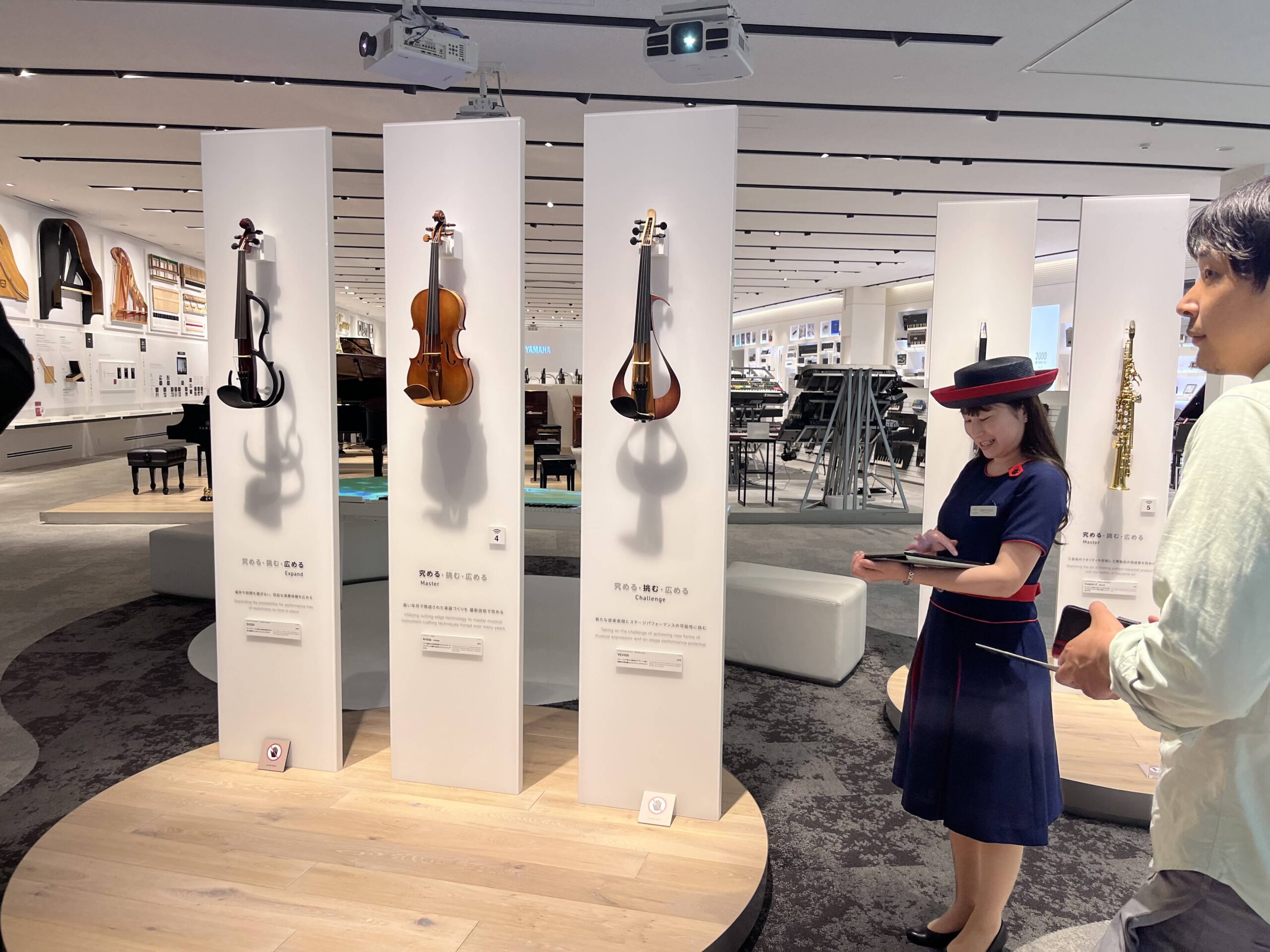 イノベーションロード入口に展示されているバイオリン
