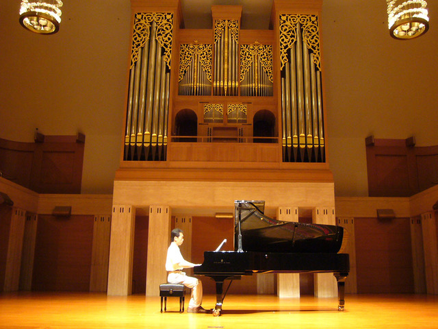 カザルスホールにてピアノを弾く佐久間先生