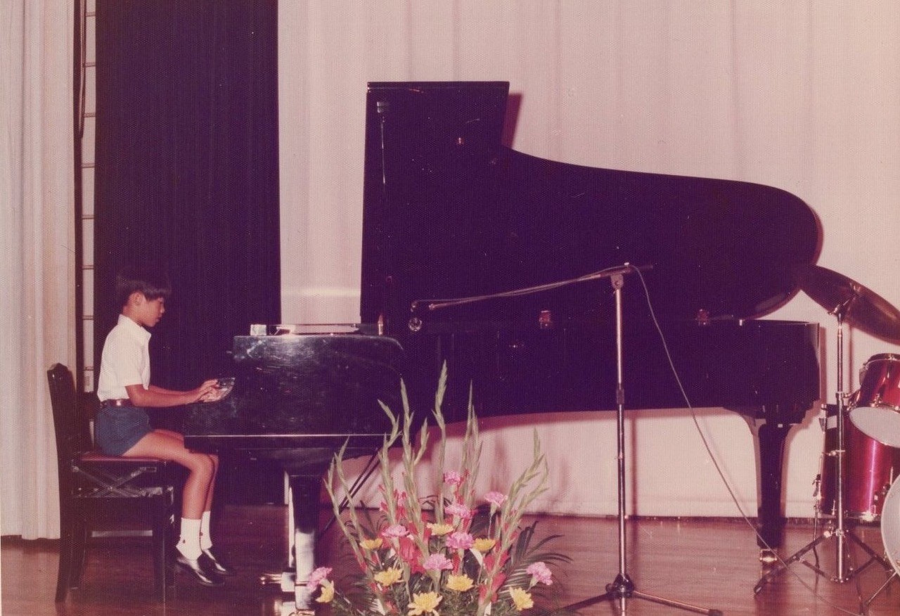 ピアノを弾く幼少期の長谷川先生