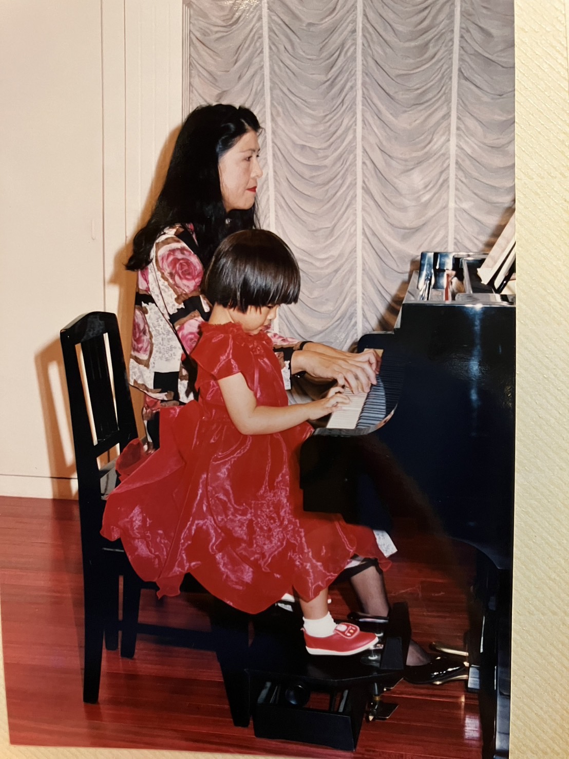 最初のピアノ発表会での小澤先生（3歳）とお母様